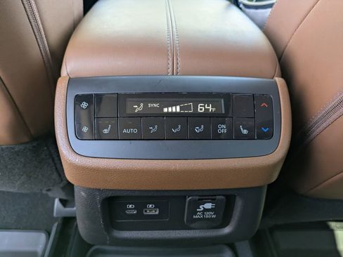 Used 2024 Nissan Pathfinder Platinum image 17