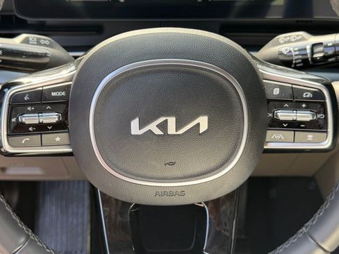 Used 2025 Kia Carnival FWD image 27