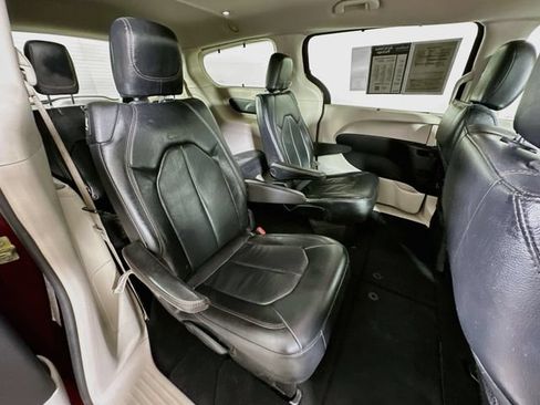 Used 2018 Chrysler Pacifica Touring-L FWD image 32