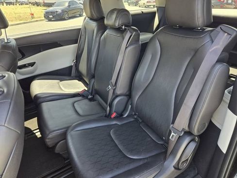 Used 2024 Kia Carnival EX FWD image 11