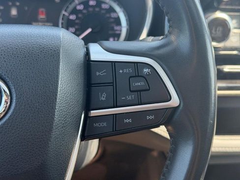 Used 2023 Toyota Highlander XLE AWD/4WD image 22
