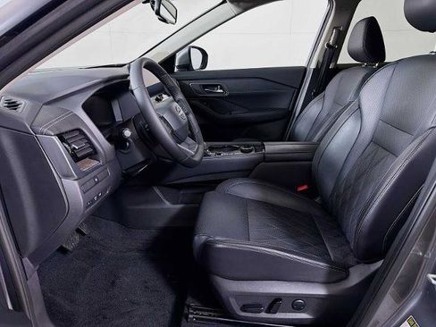 Certified 2025 Nissan Rogue Platinum image 18