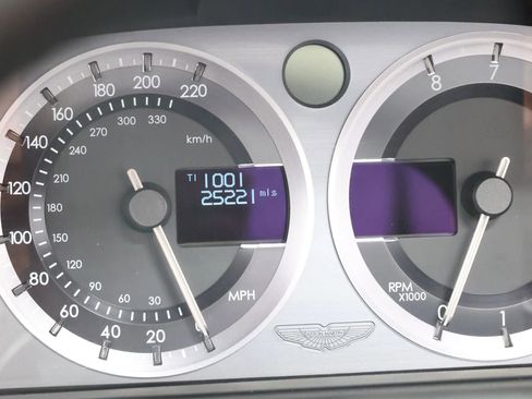 Used 2014 Aston Martin V8 Vantage Roadster image 26