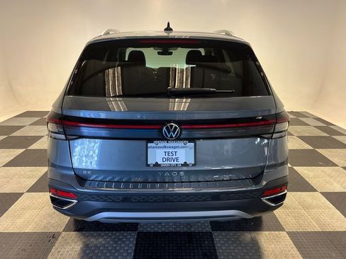 Certified 2025 Volkswagen Taos SE image 4