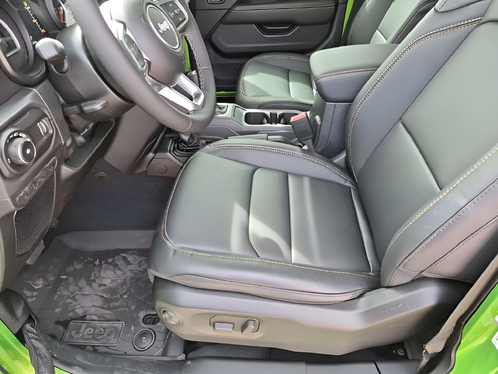 New 2026 Jeep Wrangler Unlimited Sahara AWD/4WD image 32