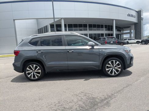 Used 2024 Volkswagen Taos SE w/ Panoramic Sunroof Package FWD image 3