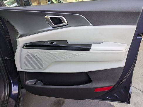 Used 2024 Kia Carnival LX image 34