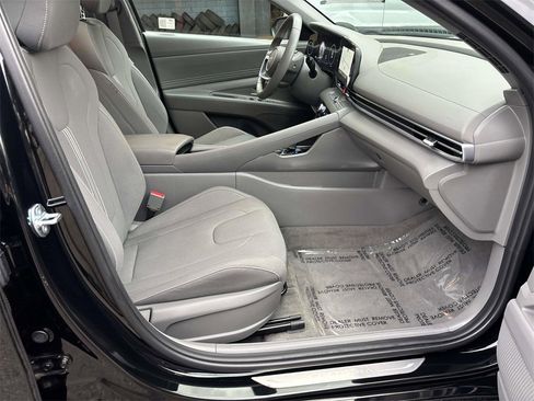 Used 2025 Hyundai Elantra SEL image 19