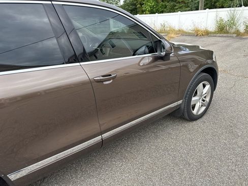 Used 2014 Volkswagen Touareg VR6 image 10