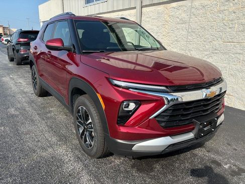 Used 2025 Chevrolet TrailBlazer LT AWD/4WD image 2
