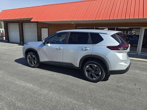 Used 2024 Nissan Rogue SV AWD/4WD image 4