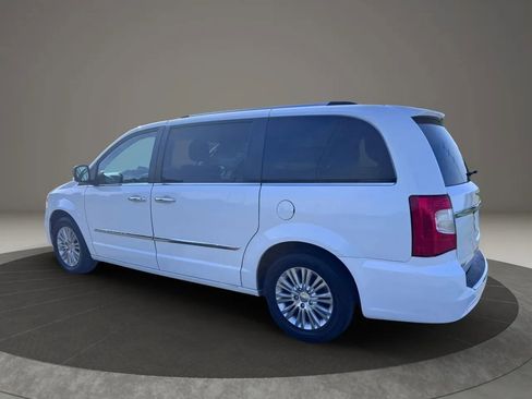 Used 2015 Chrysler Town & Country Limited FWD image 5