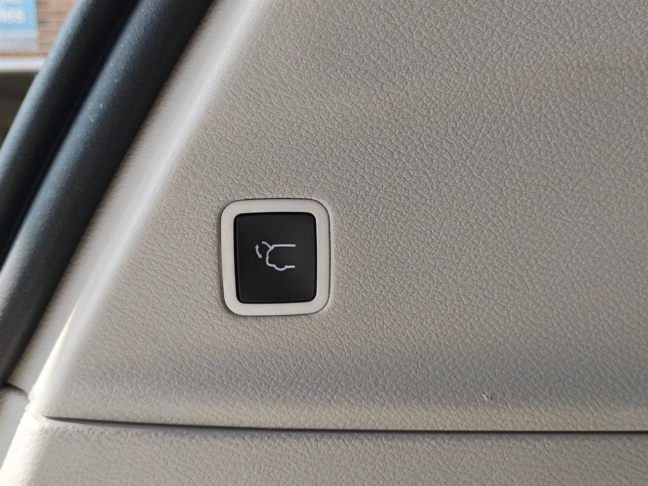 Used 2023 Chrysler Pacifica Limited FWD image 12