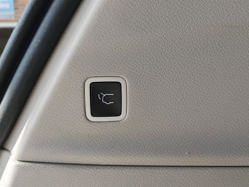 Used 2023 Chrysler Pacifica Limited FWD image 12
