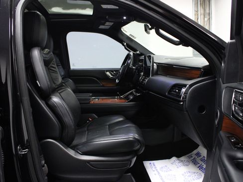 Used 2019 Lincoln Navigator L Select w/ Technology Package image 17