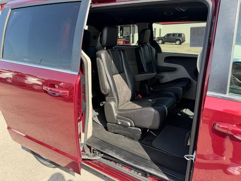 Used 2019 Dodge Grand Caravan SXT FWD image 10