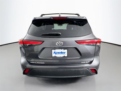Used 2021 Toyota Highlander XLE image 5