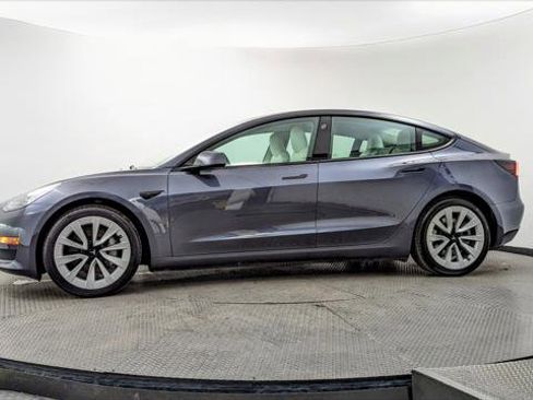 Used 2022 Tesla Model 3 Standard Range image 3
