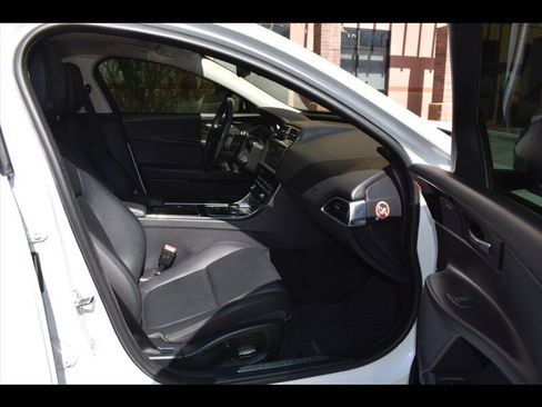 Used 2019 Jaguar XE Premium RWD image 33