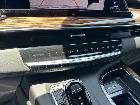 Used 2023 Cadillac Escalade ESV Premium Luxury AWD/4WD image 32