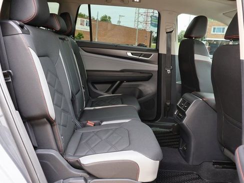 Used 2025 Volkswagen Atlas Peak Edition SE AWD/4WD image 8