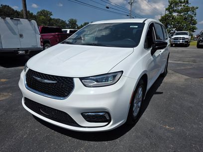 Used 2024 Chrysler Pacifica Touring