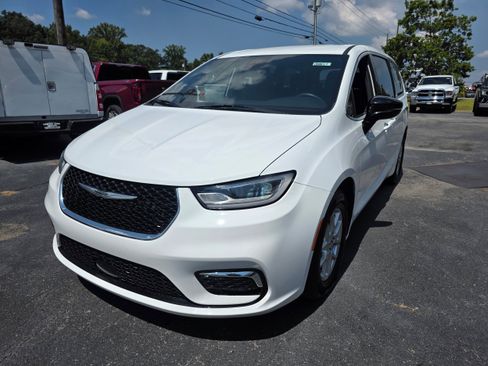 Used 2024 Chrysler Pacifica Touring FWD image 1