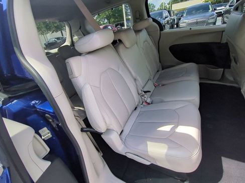 Used 2019 Chrysler Pacifica Touring-L w/ Tire & Wheel Group FWD image 33