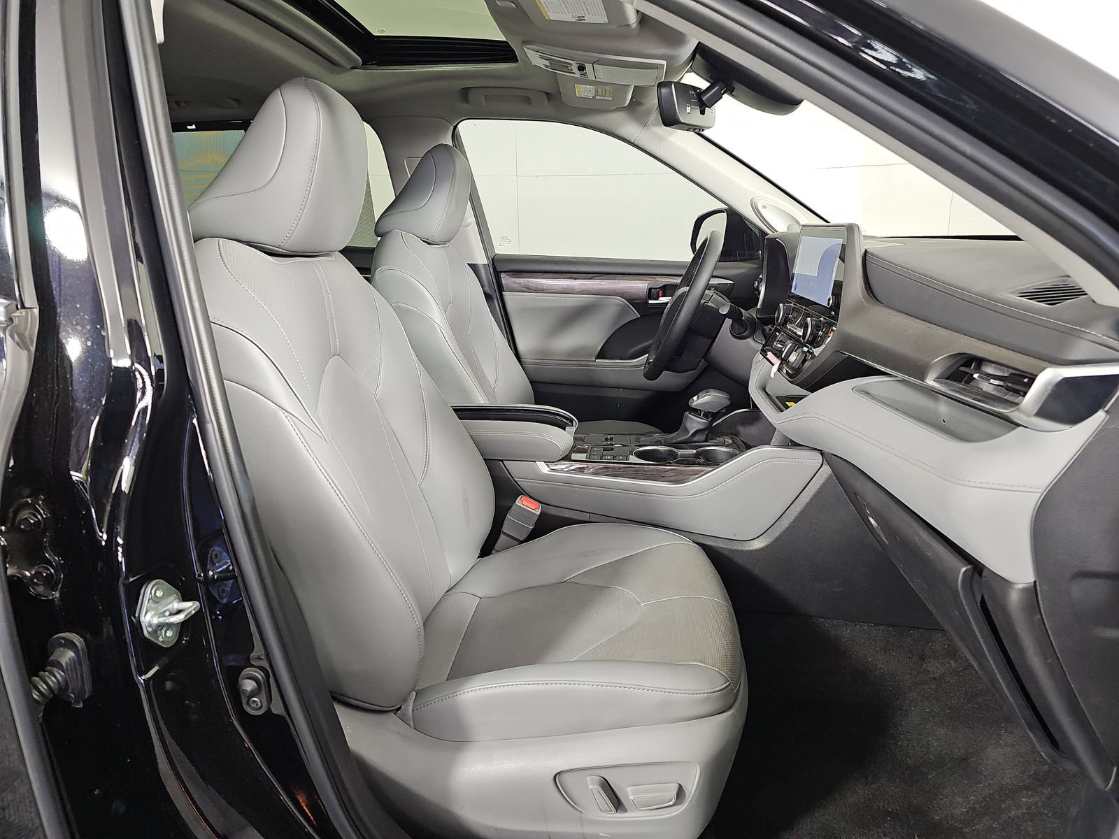 Certified 2026 Toyota Highlander Limited AWD/4WD image 23