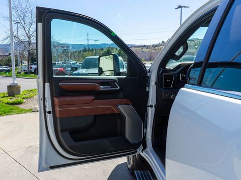 New 2026 GMC Sierra 3500 Denali Ultimate AWD/4WD image 17