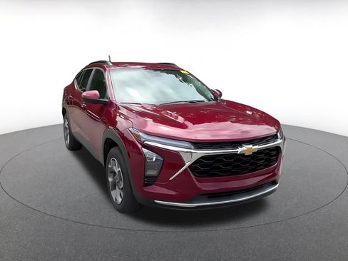 Used 2025 Chevrolet Trax LT FWD image 3