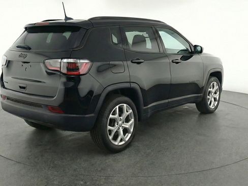Used 2025 Jeep Compass Latitude image 9