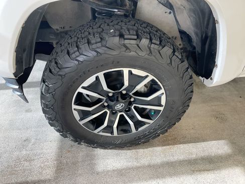 Used 2020 Toyota Tacoma TRD Sport w/ TRD Premium Sport Package AWD/4WD image 10