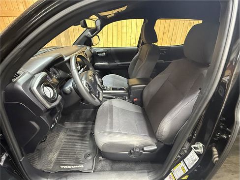 Used 2018 Toyota Tacoma TRD Sport AWD/4WD image 16