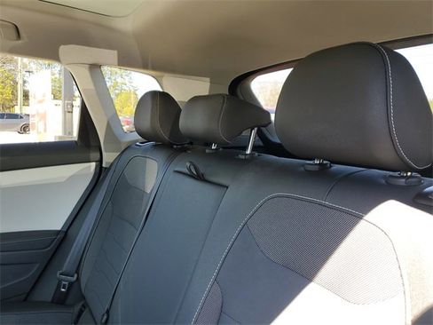 Used 2025 Volkswagen Taos SE w/ Panoramic Sunroof Package image 10