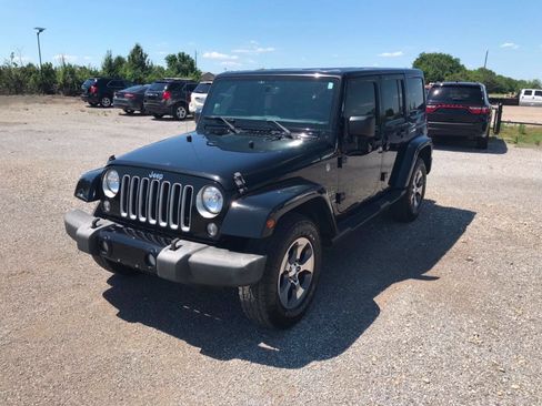 Used 2016 Jeep Wrangler Unlimited Sahara w/ Dual Top Group AWD/4WD image 21