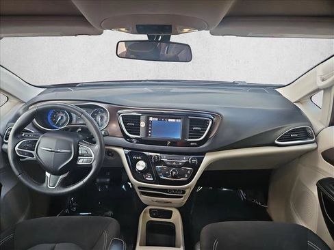 Used 2022 Chrysler Voyager LX FWD image 18