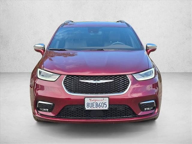 Used 2021 Chrysler Pacifica Limited w/ Uconnect Theater Family Group FWD image 2