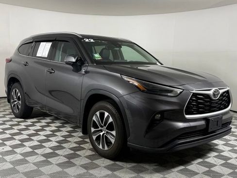 Used 2022 Toyota Highlander XLE AWD/4WD image 10