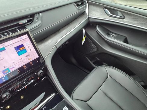 New 2025 Jeep Grand Cherokee L Limited w/ Black Appearance Package image 17