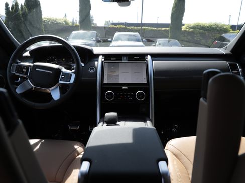 Certified 2025 Land Rover Discovery Dynamic SE AWD/4WD image 14
