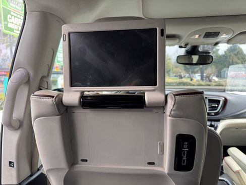 Used 2017 Chrysler Pacifica Limited image 22