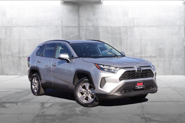 Used 2025 Toyota RAV4 XLE AWD/4WD image 2