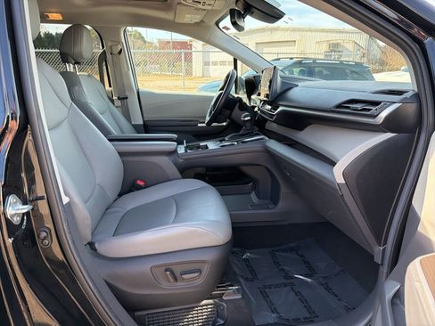 Used 2024 Toyota Sienna XLE image 31