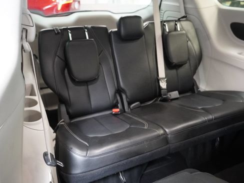 Used 2024 Chrysler Pacifica Limited FWD image 23