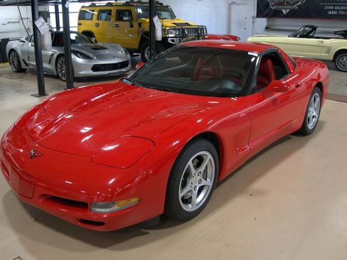 Used 2000 Chevrolet Corvette Coupe w/ Roof Pkg RWD image 2