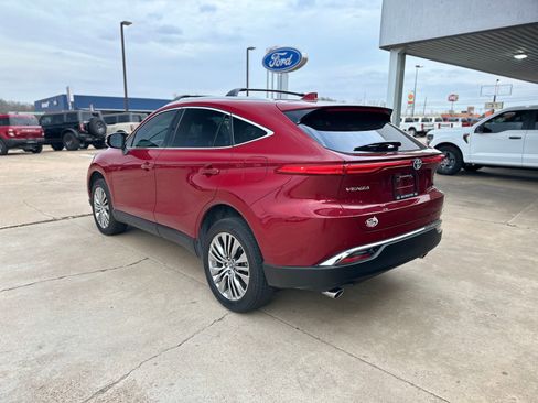 Used 2024 Toyota Venza image 8