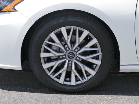 Used 2025 Nissan Altima 2.5 SV image 10