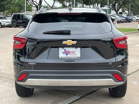 Used 2025 Chevrolet Trax LT w/ LT Convenience Package image 6
