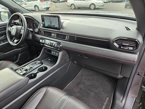 Used 2025 Honda Pilot Black Edition image 41
